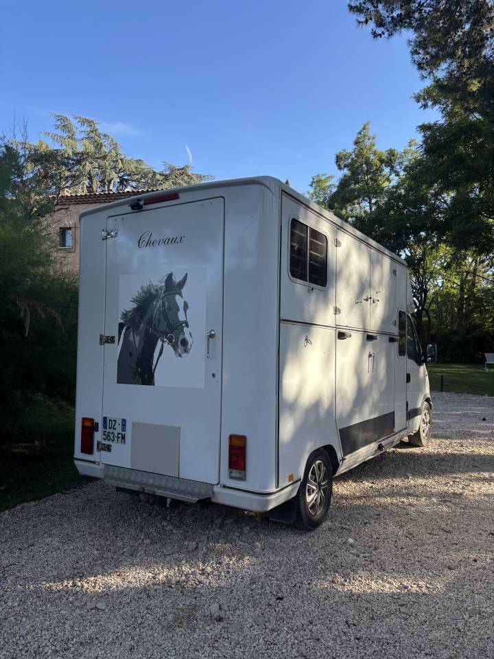 Renault Master Transport 2 chevaux 5 places assises