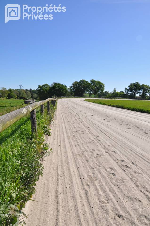 MAYENNE - CENTRE EQUESTRE 7 HECTARES, HANGAR, STUDIO