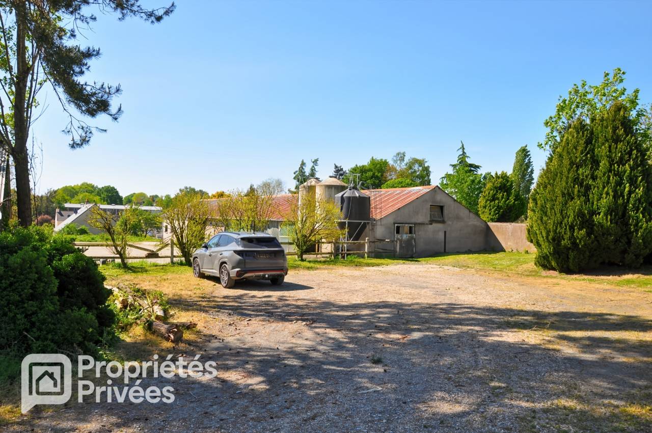 MAYENNE - CENTRE EQUESTRE 7 HECTARES, HANGAR, STUDIO