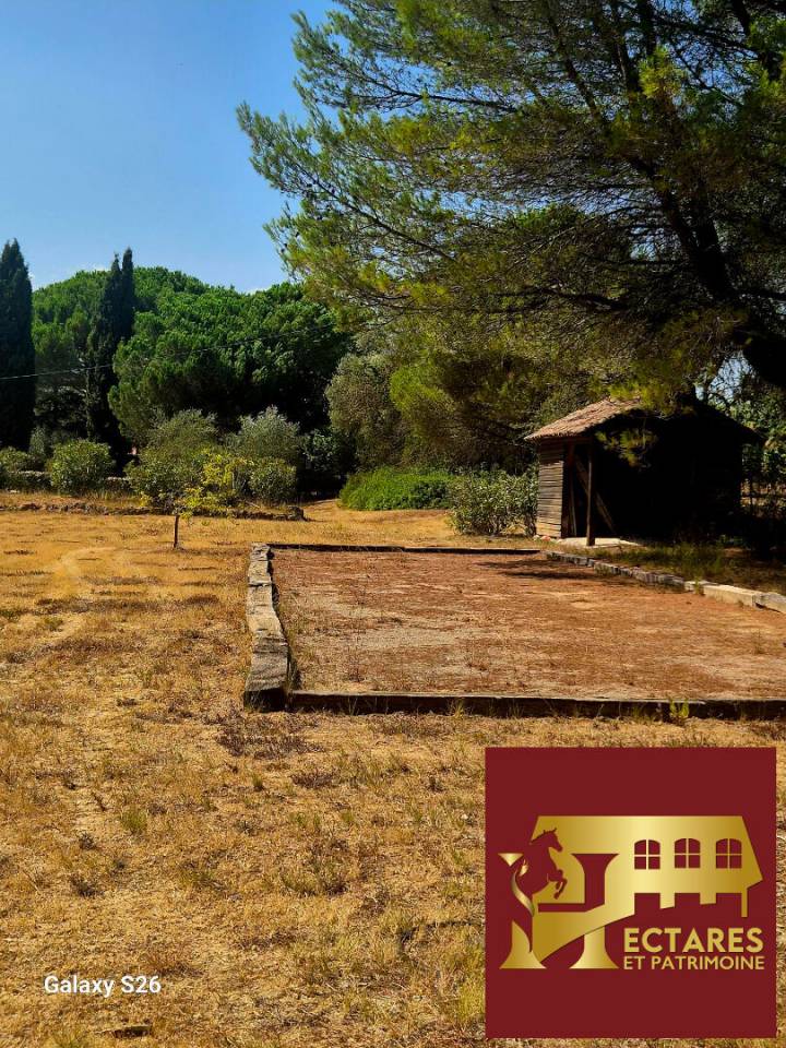Propri&eacute;t&eacute; de charme sur 1ha de terrain au calme absolu sans &ecirc;tre isol&eacute;