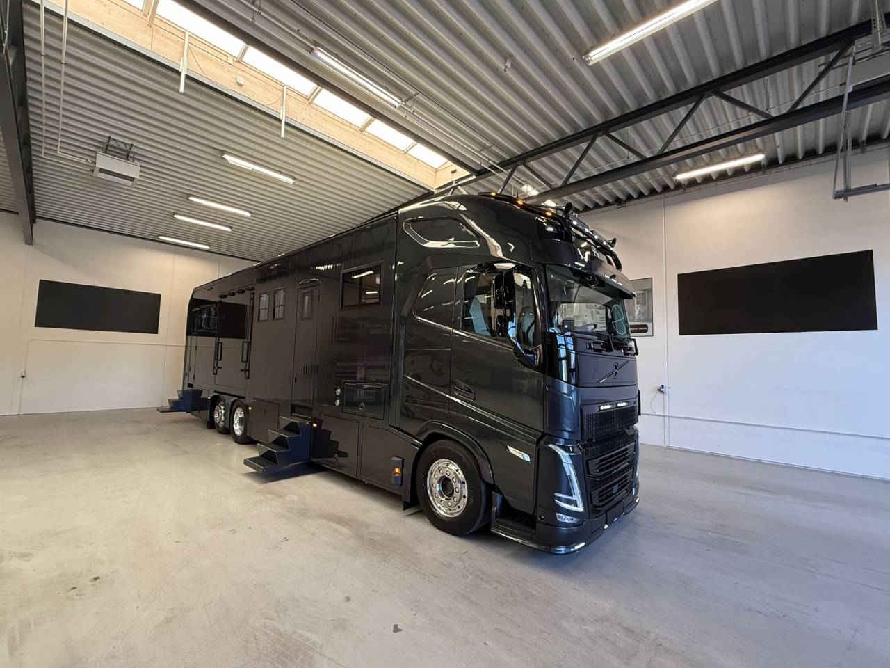 VOLVO FH 500 NF 8 HORSES