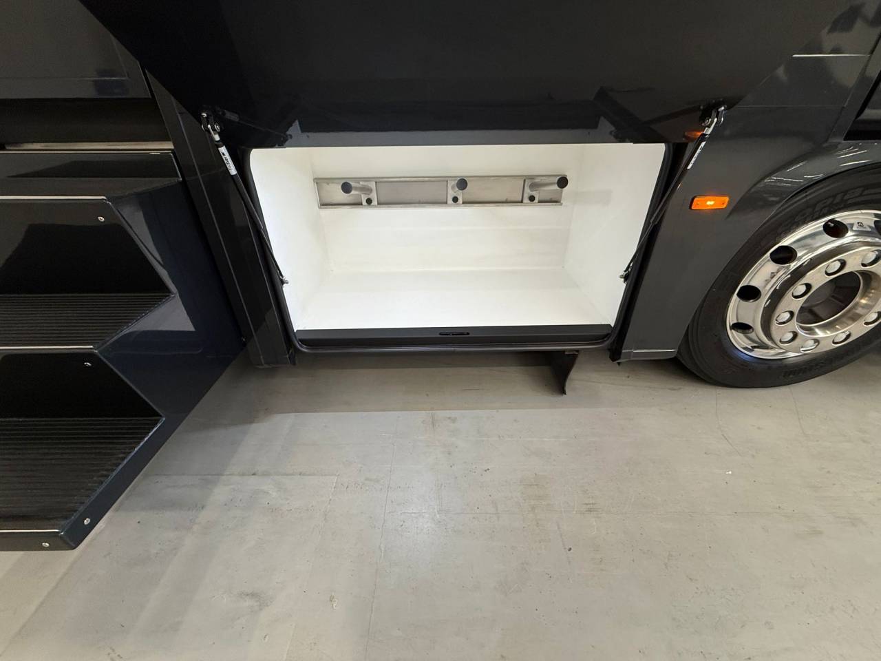 VOLVO FH 500 NF 8 HORSES