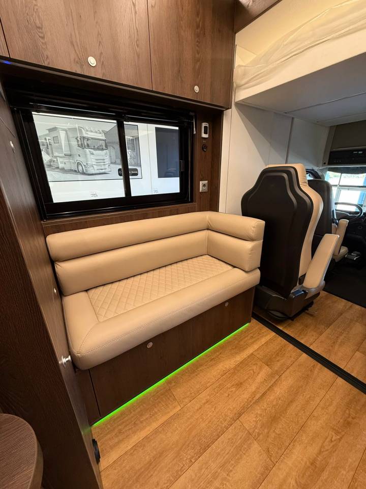 VOLVO FH 500 NF 8 HORSES
