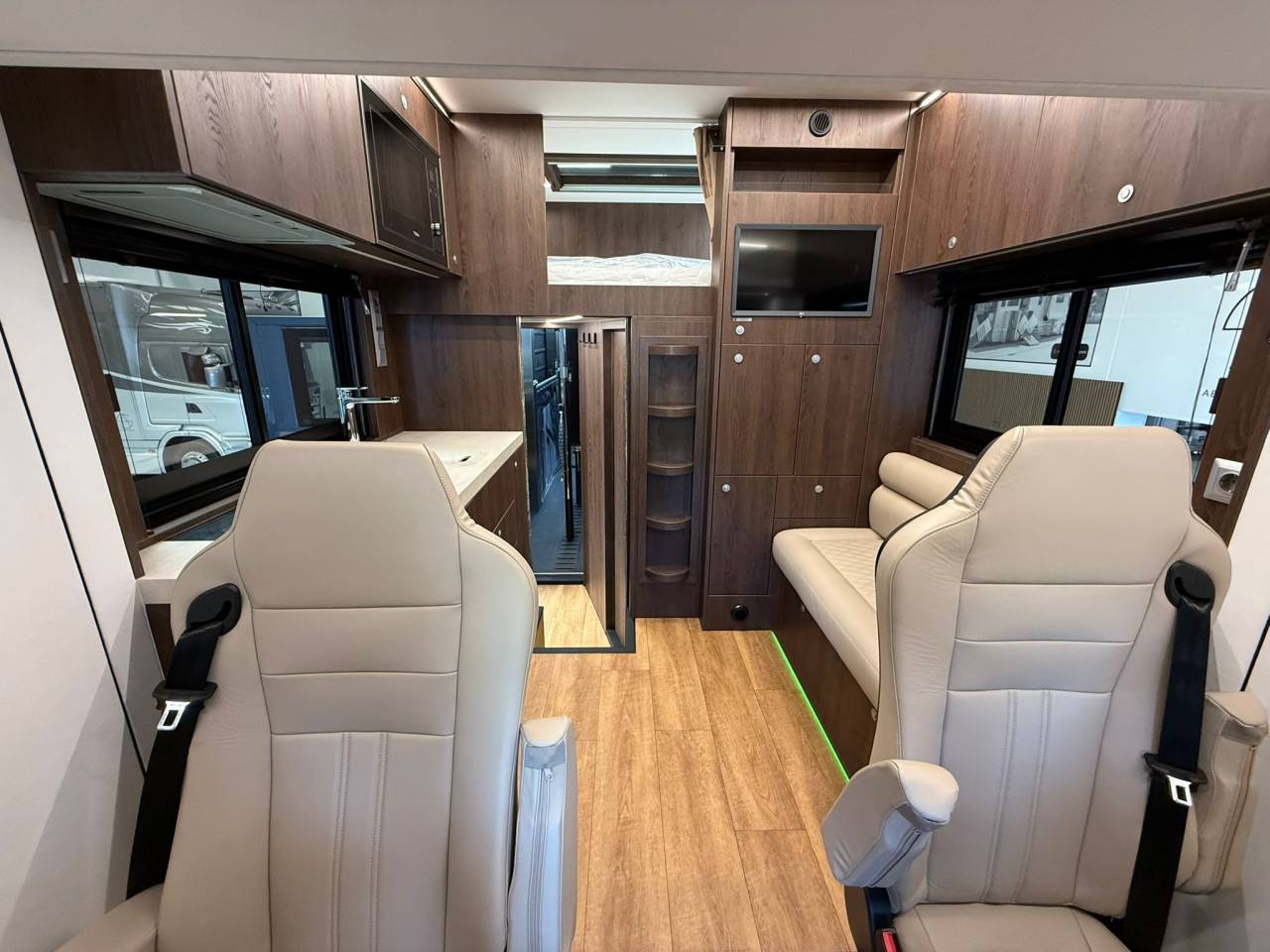 VOLVO FH 500 NF 8 HORSES