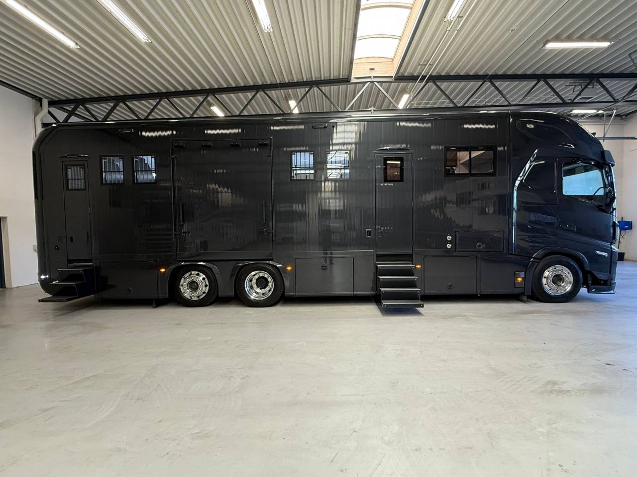 VOLVO FH 500 NF 8 HORSES