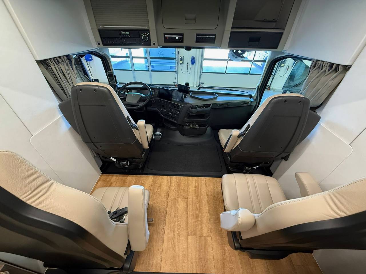VOLVO FH 500 NF 8 HORSES