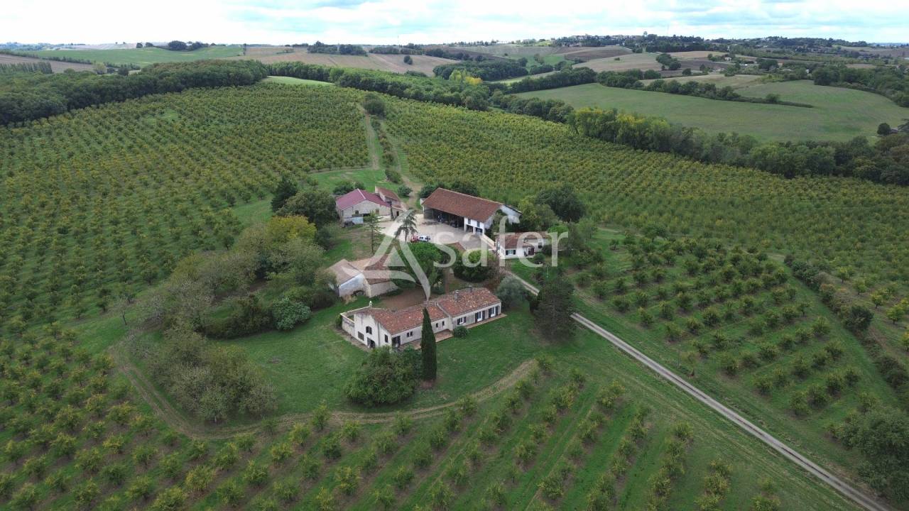 Belle propri&eacute;t&eacute; agricole sur 64ha avec plusieurs habitations