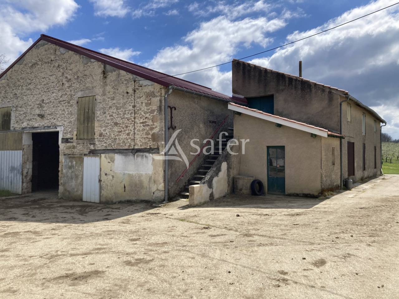 Belle propri&eacute;t&eacute; agricole sur 64ha avec plusieurs habitations