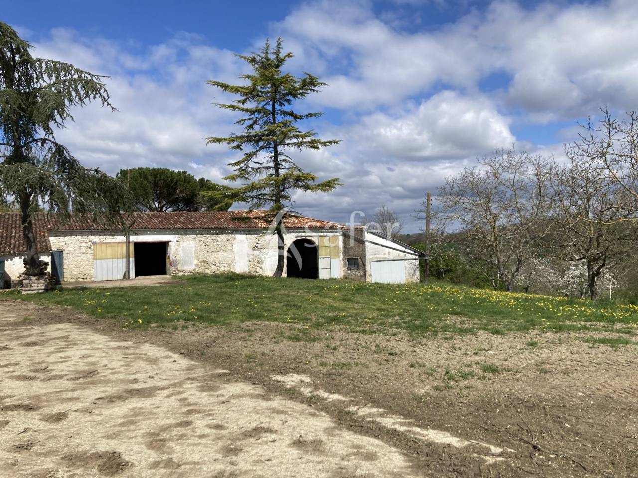 Belle propri&eacute;t&eacute; agricole sur 64ha avec plusieurs habitations