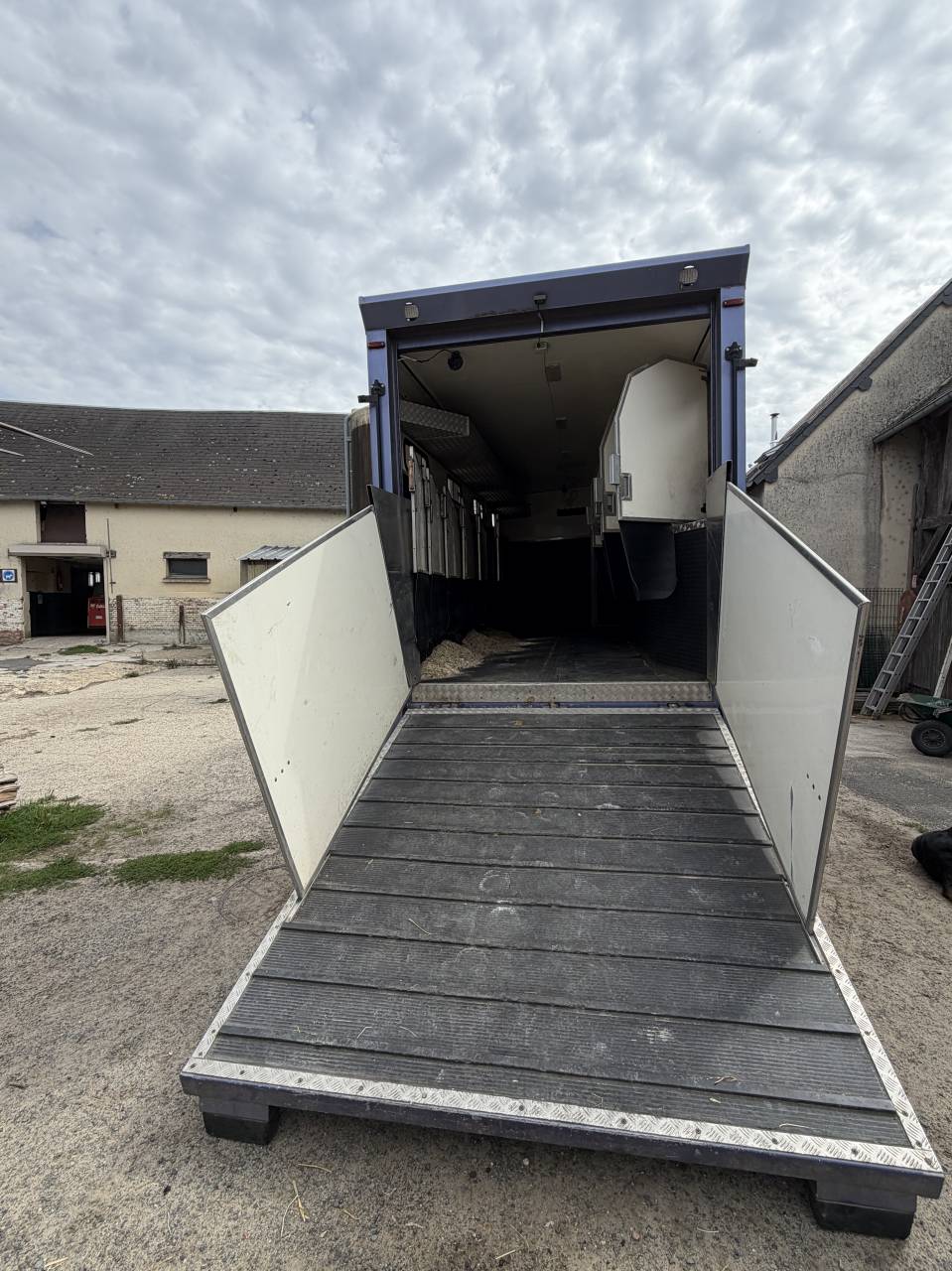 &agrave; vendre camion renault 8 places 