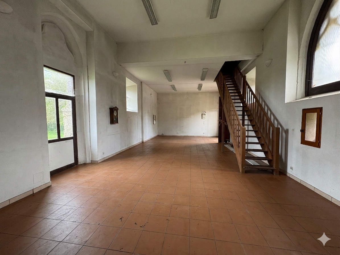 Propri&eacute;t&eacute; &eacute;questre priv&eacute;e avec potentiel g&icirc;te, 2 boxes