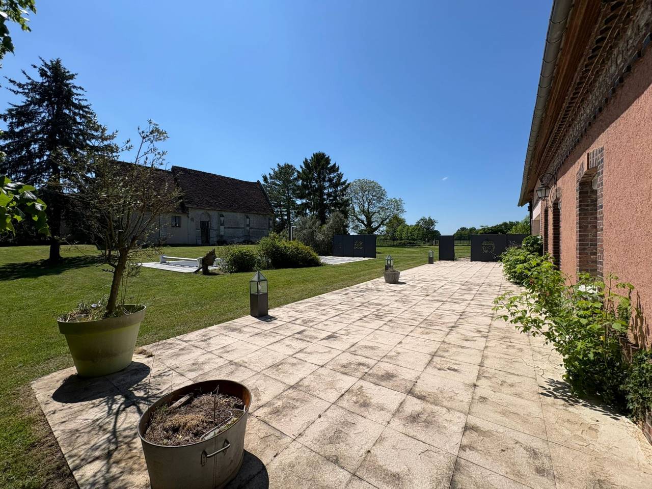 Propri&eacute;t&eacute; &eacute;questre priv&eacute;e avec potentiel g&icirc;te, 2 boxes