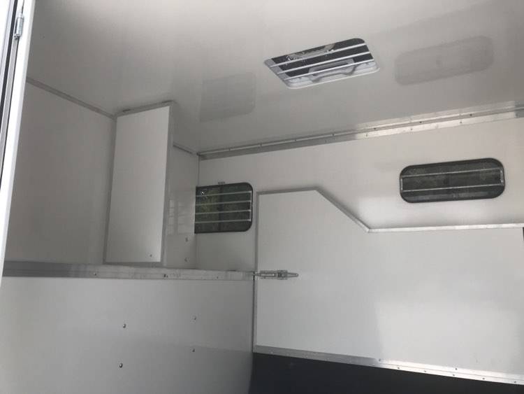 Camion chevaux carrosserie neuve 148 000 kms 2016