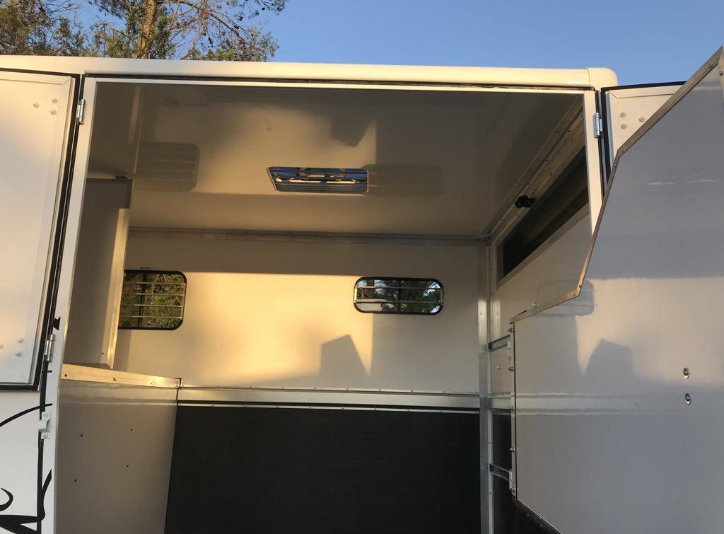 Camion chevaux carrosserie neuve 148 000 kms 2016