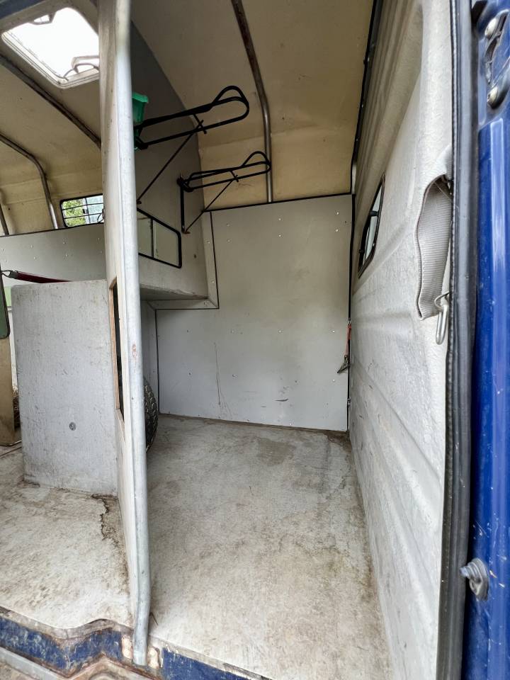 Camion VL b&eacute;taill&egrave;re pour 2 chevaux 