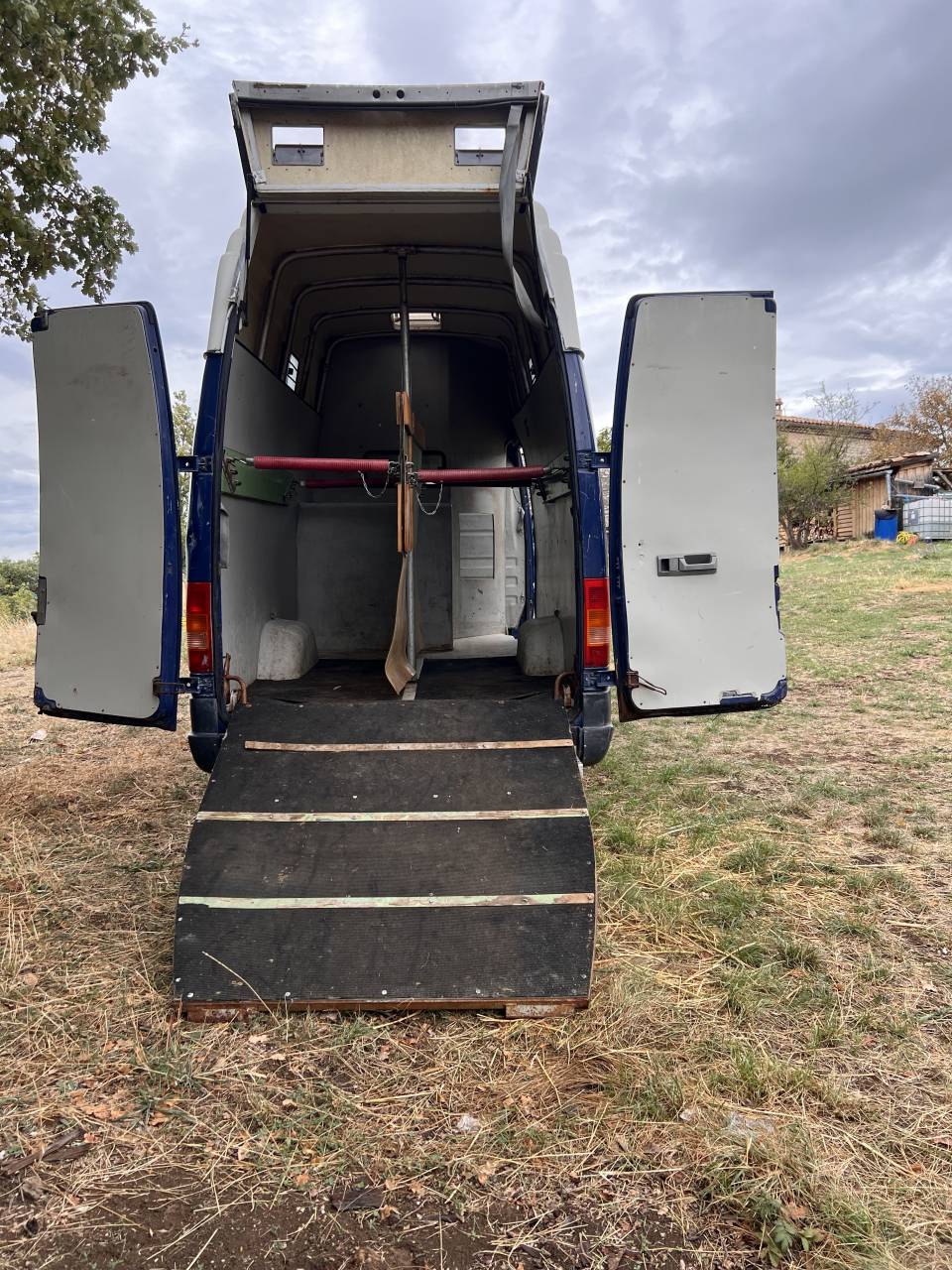 Camion VL b&eacute;taill&egrave;re pour 2 chevaux 