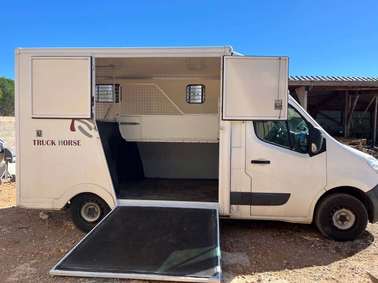 &Agrave; VENDRE &ndash; RENAULT MASTER CAMION CHEVAUX