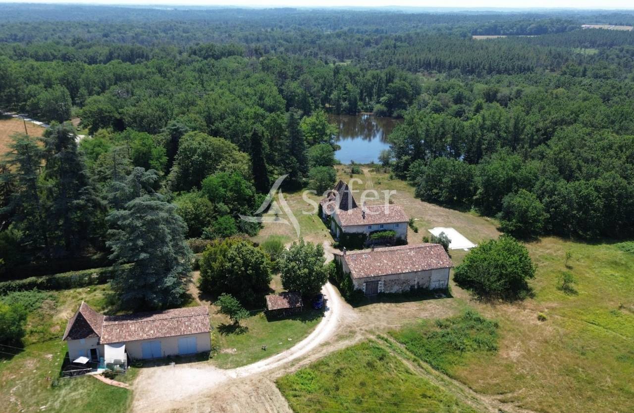 Belle propri&eacute;t&eacute; b&acirc;tie sur 90ha avec bois et &eacute;tang