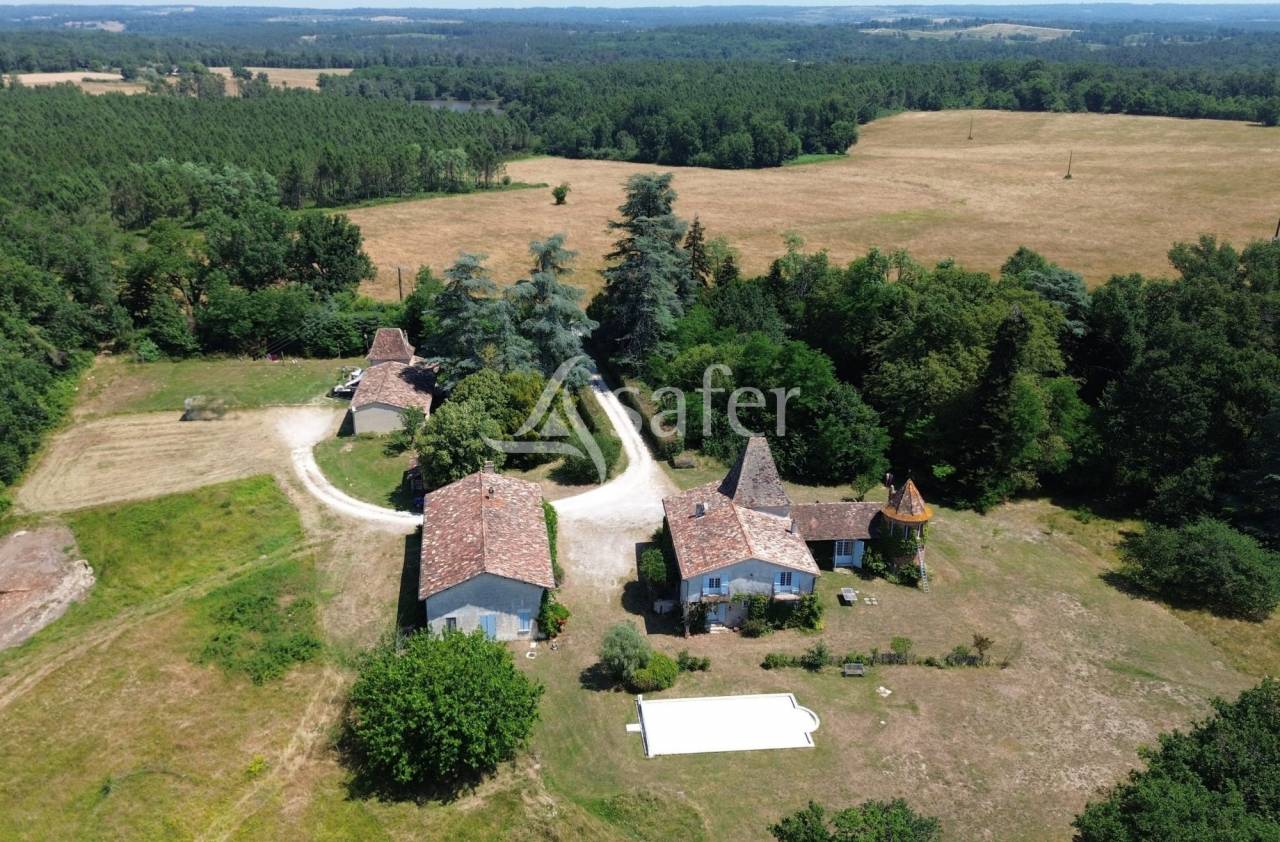 Belle propri&eacute;t&eacute; b&acirc;tie sur 90ha avec bois et &eacute;tang