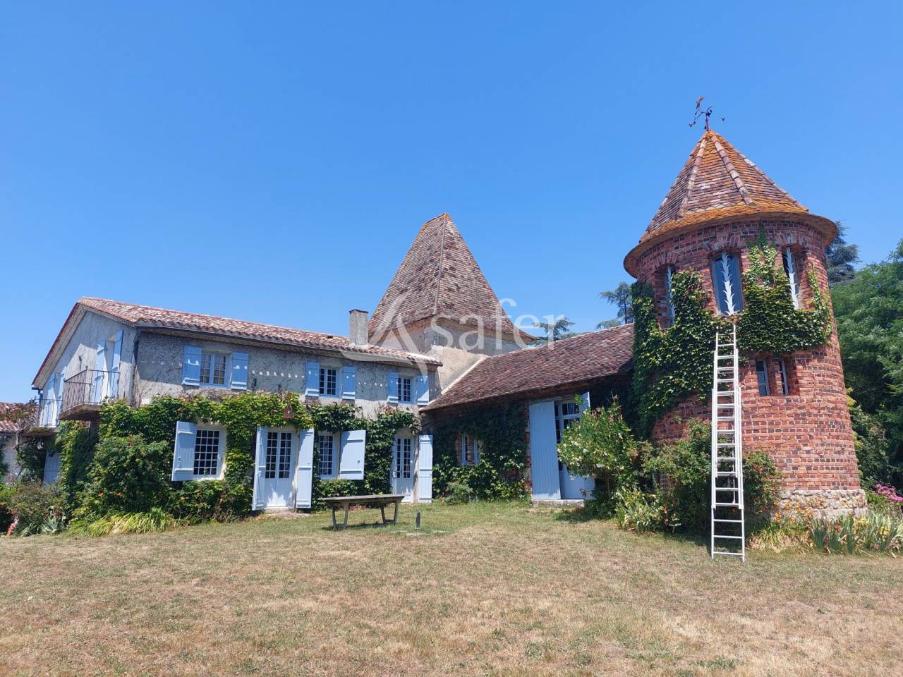 Belle propri&eacute;t&eacute; b&acirc;tie sur 90ha avec bois et &eacute;tang