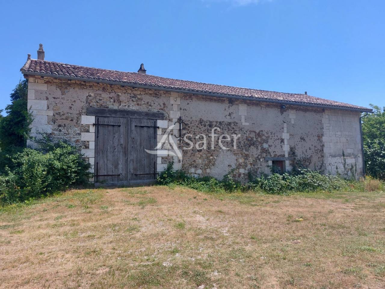 Belle propri&eacute;t&eacute; b&acirc;tie sur 90ha avec bois et &eacute;tang