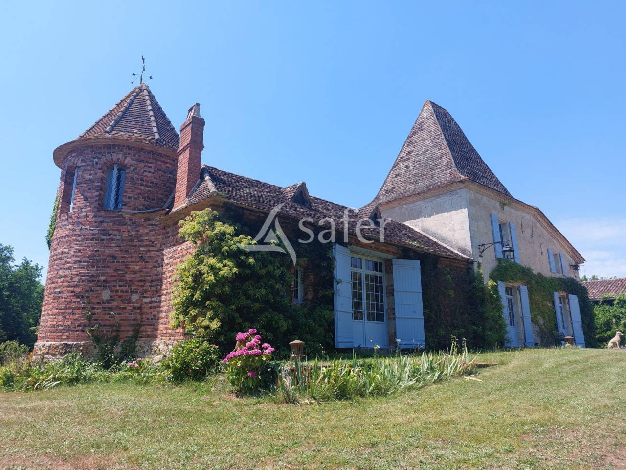 Belle propri&eacute;t&eacute; b&acirc;tie sur 90ha avec bois et &eacute;tang