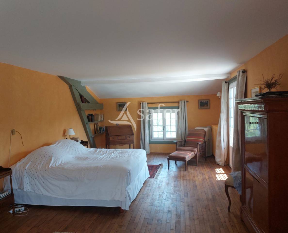 Belle propri&eacute;t&eacute; b&acirc;tie sur 90ha avec bois et &eacute;tang