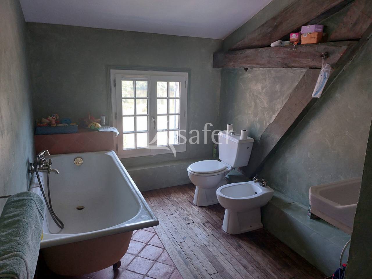 Belle propri&eacute;t&eacute; b&acirc;tie sur 90ha avec bois et &eacute;tang