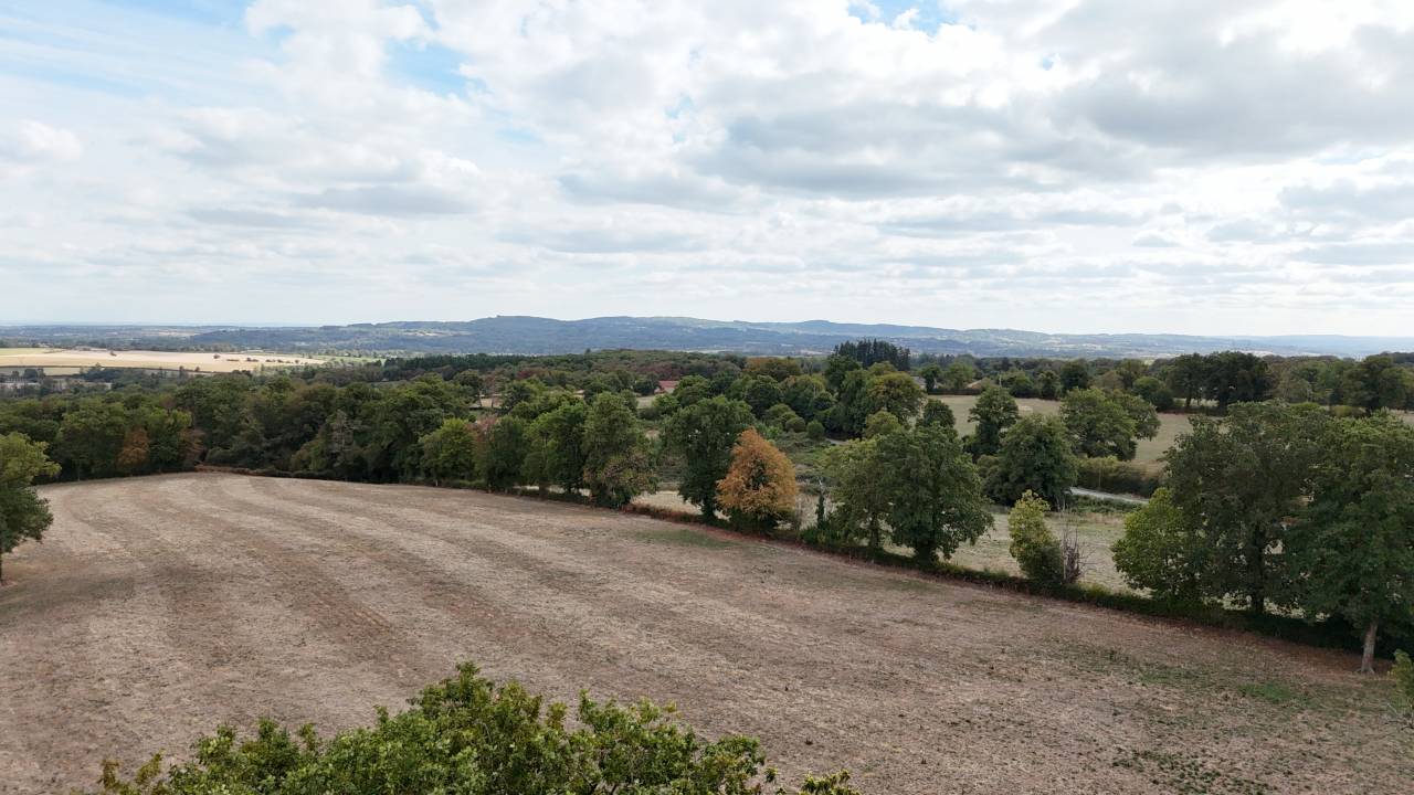 Authentique fermette &agrave; r&eacute;nover totalement et 6ha50