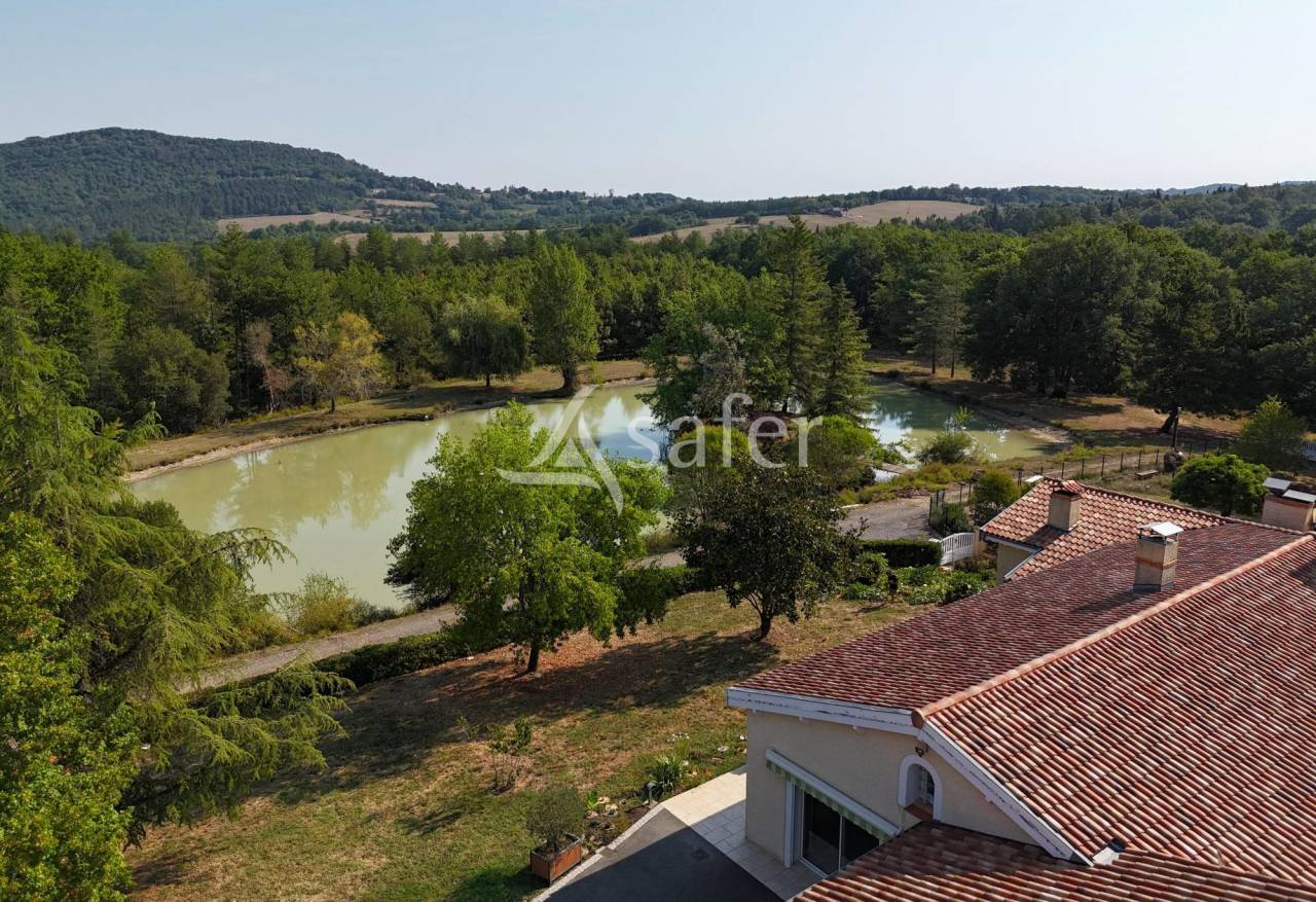Maison avec lac priv&eacute; et 60ha de for&ecirc;t