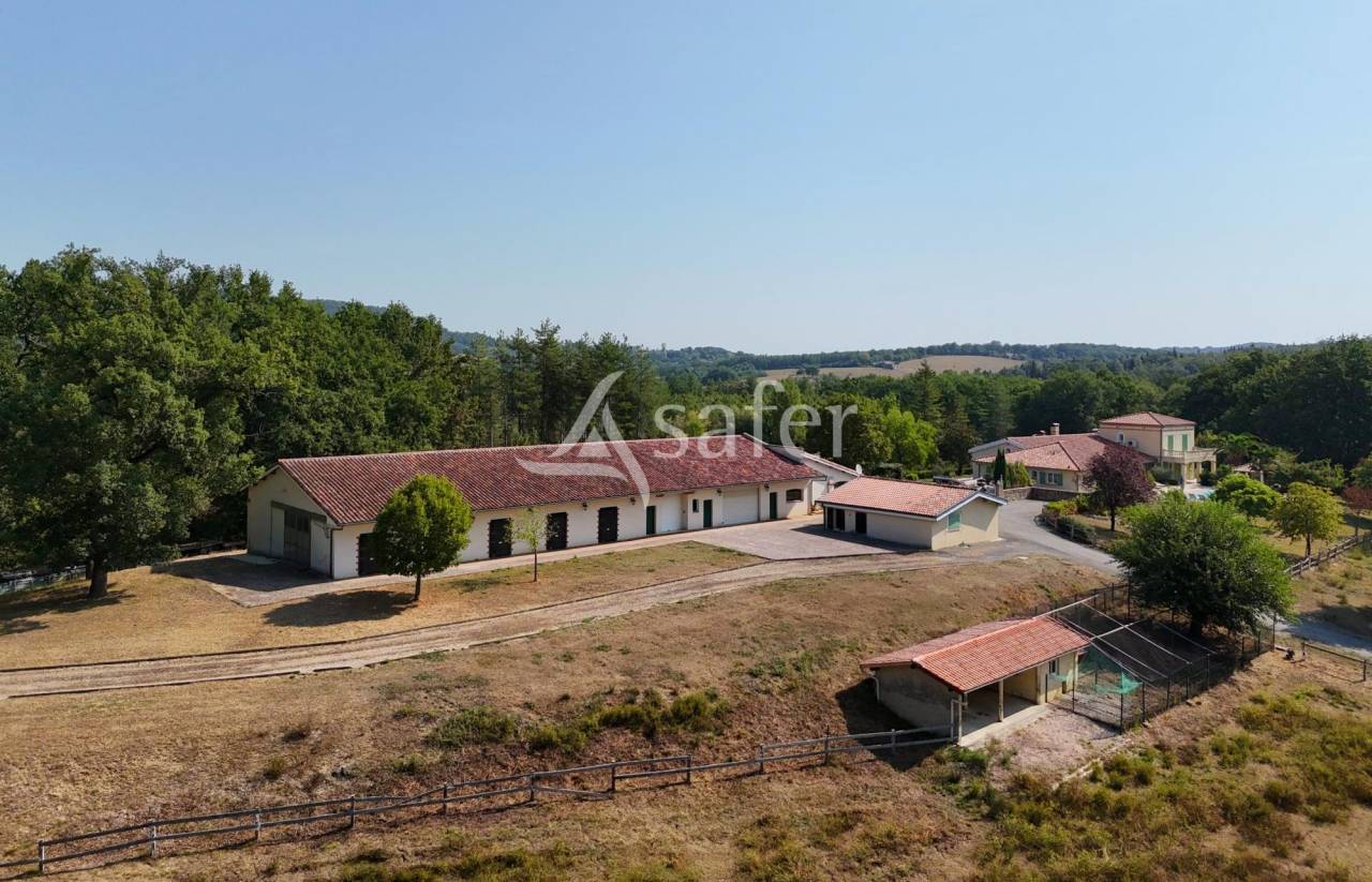 Maison avec lac priv&eacute; et 60ha de for&ecirc;t