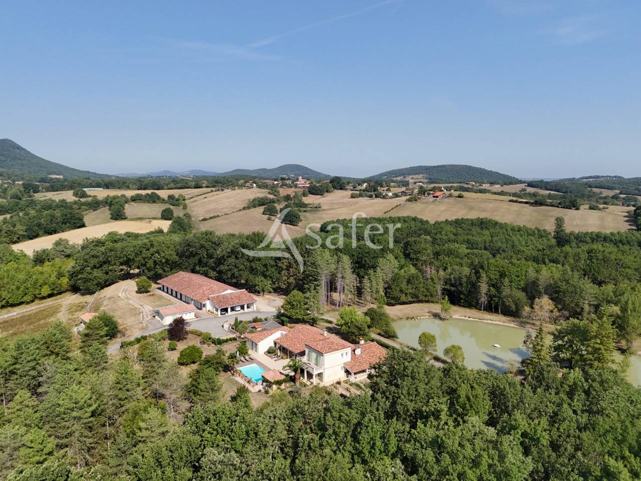 Maison avec lac priv&eacute; et 60ha de for&ecirc;t