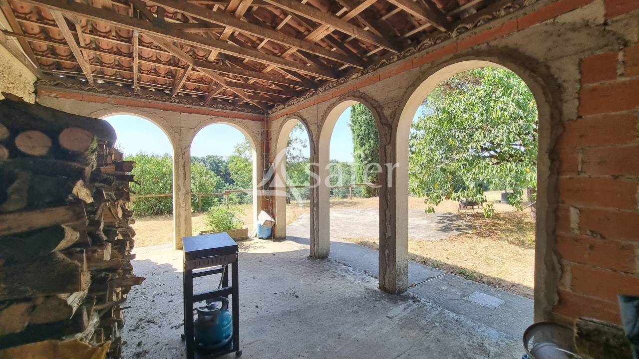 Maison bourgeoise avec installations &eacute;questres et boxes