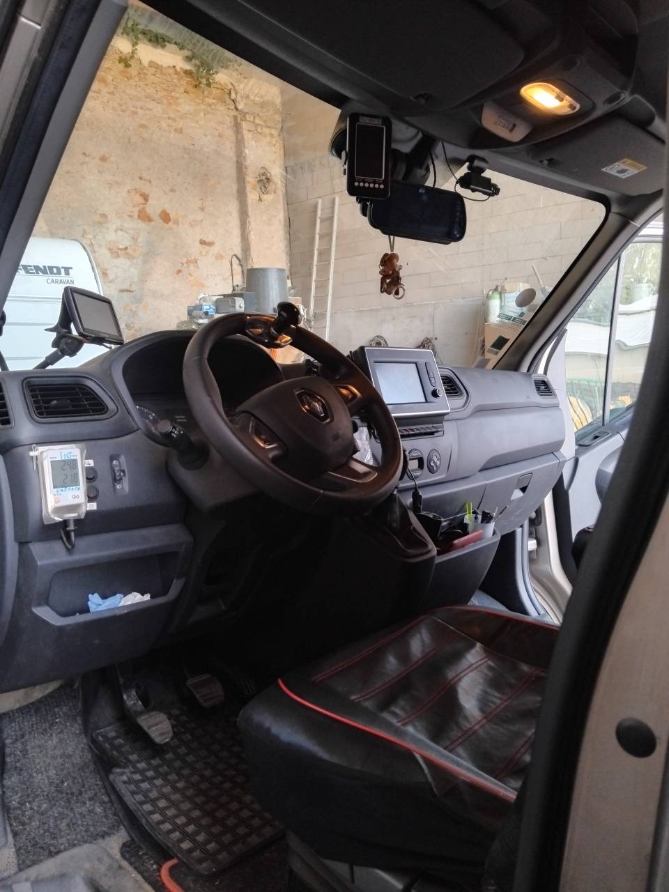 Vend RENAULT Master transport 2 chevaux en stalles
