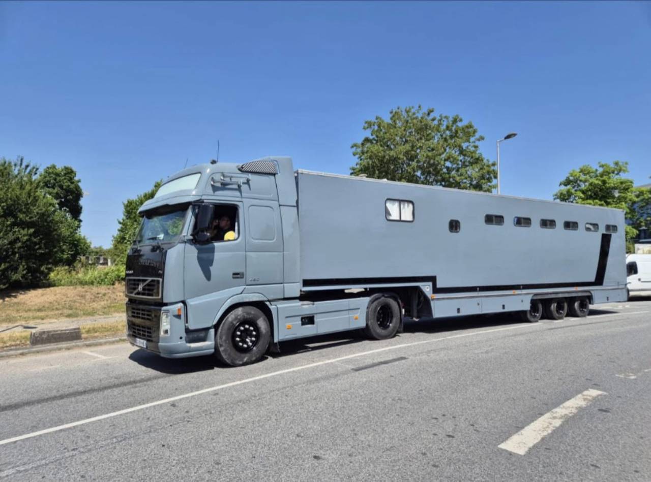 A vendre ensemble Semi remorque et tracteur . 10 chx 