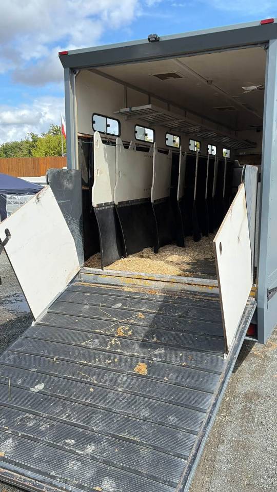A vendre ensemble Semi remorque et tracteur . 10 chx 