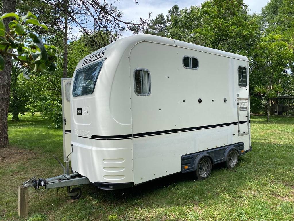 Van Equi Trek