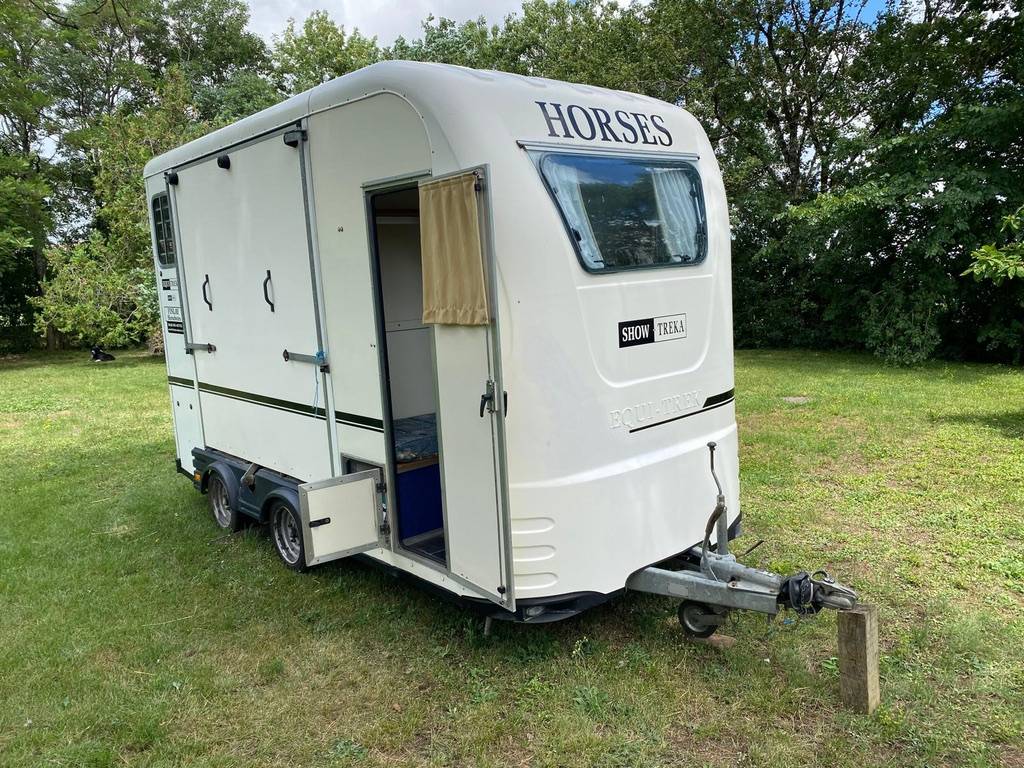 Van Equi Trek