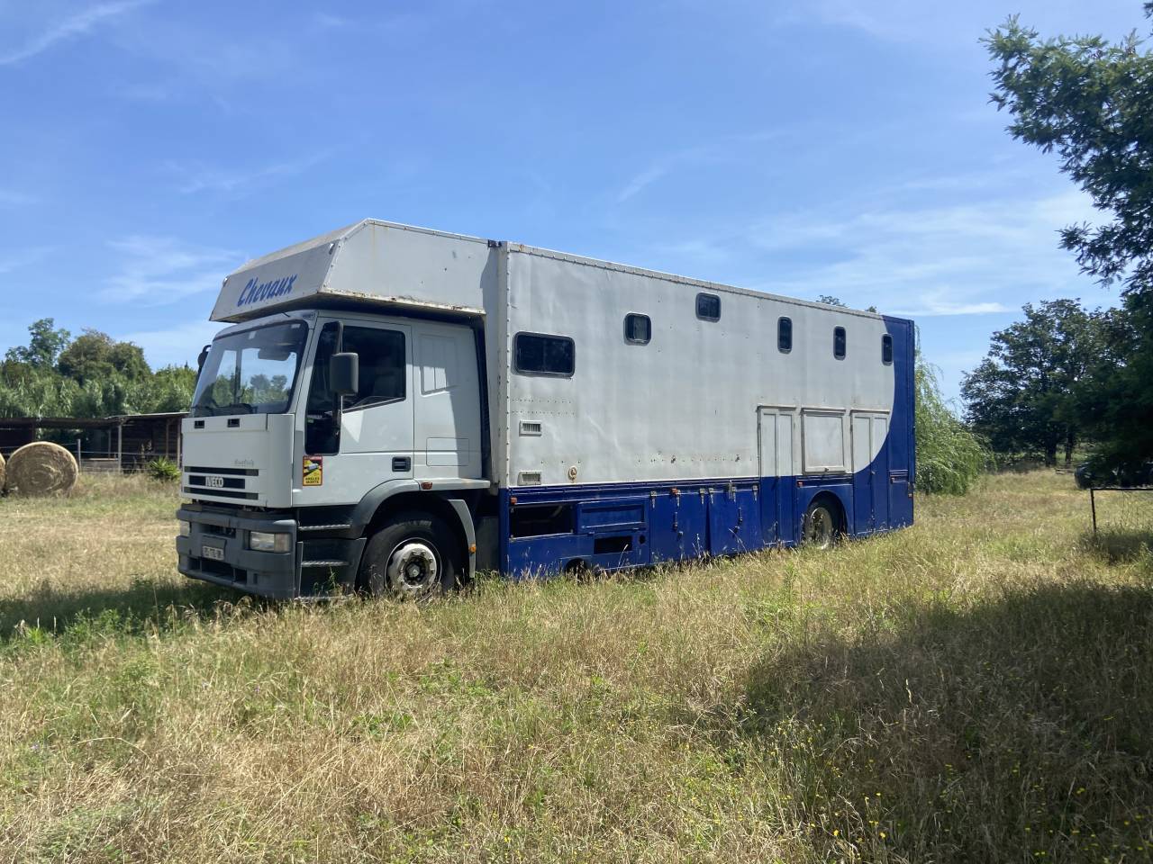 Camion 5 chevaux et tr&egrave;s grand homecar