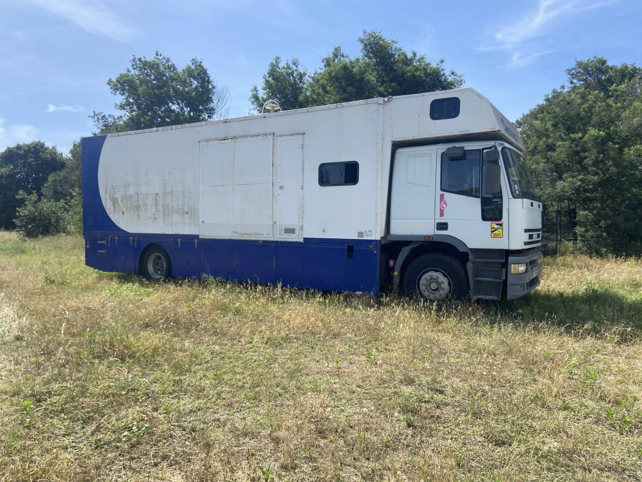 Camion 5 chevaux et tr&egrave;s grand homecar