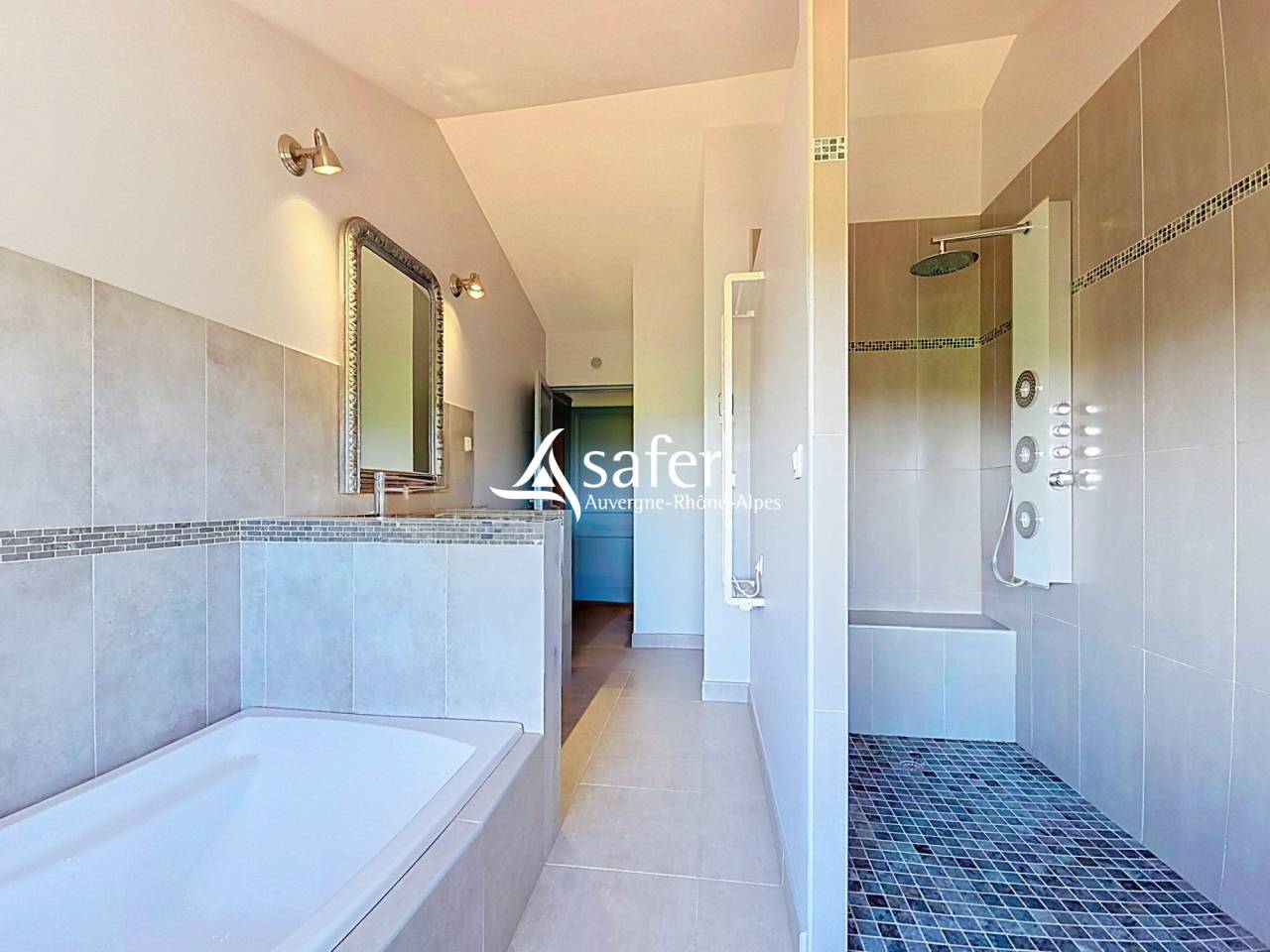 PROPRIETE DE CARACTERE RENOVEE - BEAUJOLAIS