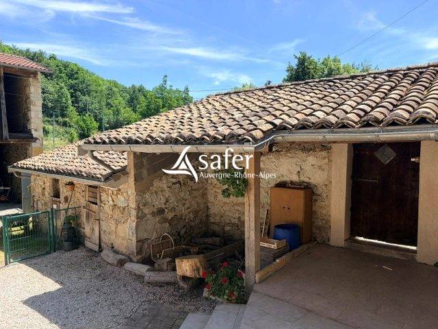 FERME RENOVEE EN PIERRE ET GITE -SECTEUR BEAUJOLAIS