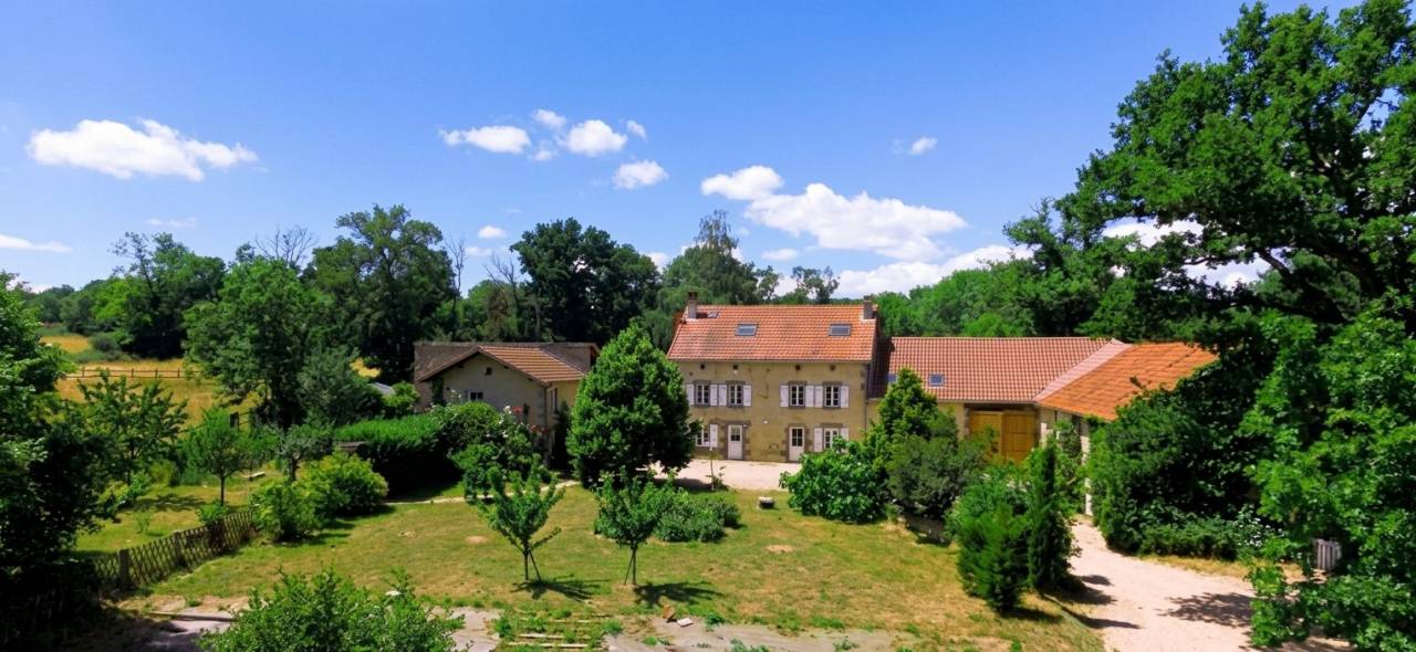 Propri&eacute;t&eacute; &eacute;questre avec grande maison, piscine et nombreuses