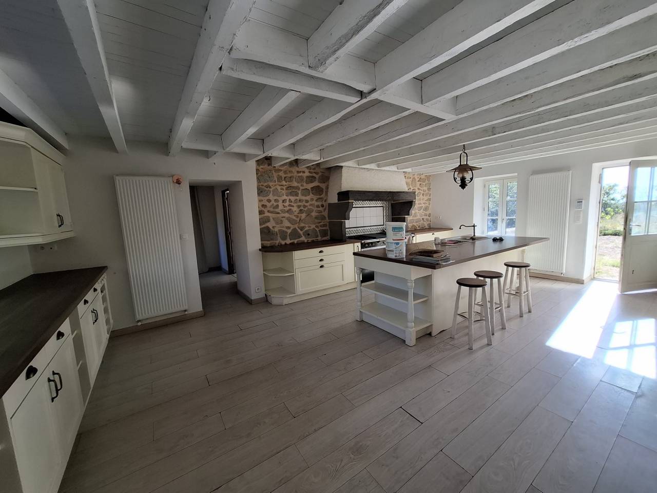 Propri&eacute;t&eacute; &eacute;questre avec grande maison, piscine et nombreuses