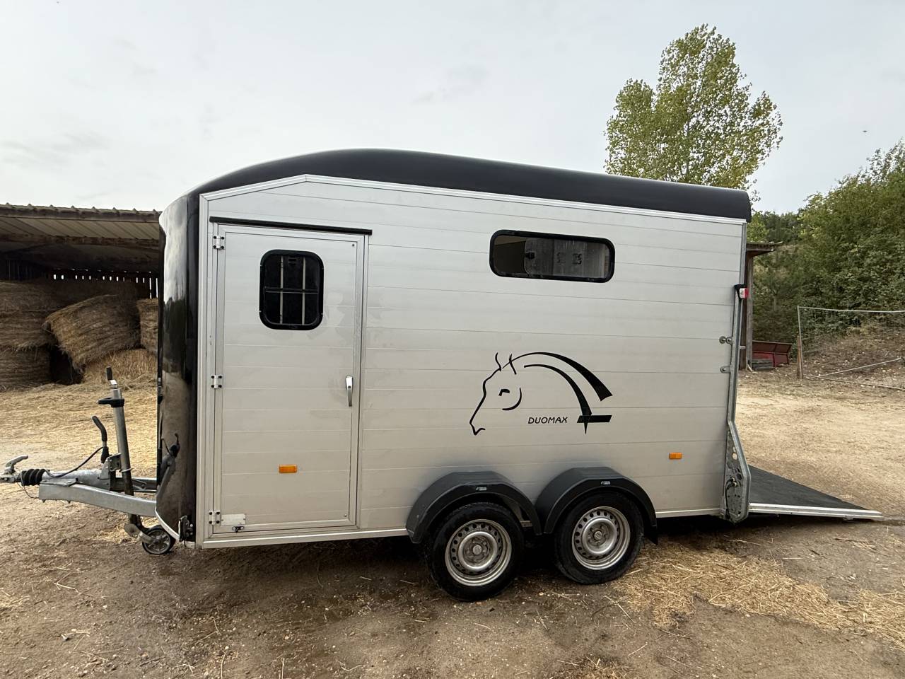 Van cheval libert&eacute; 2 places oblic avec sellerie 