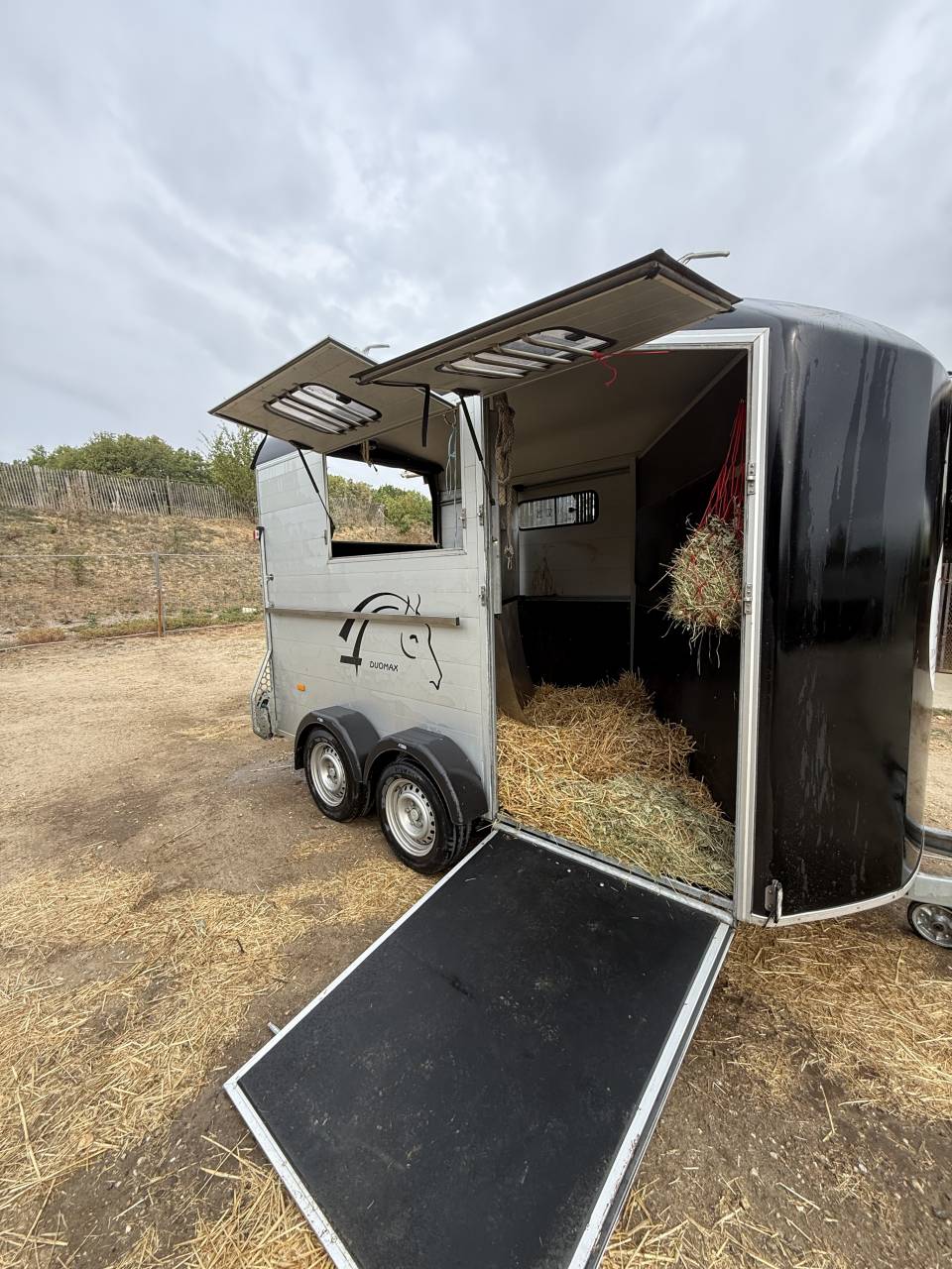 Van cheval libert&eacute; 2 places oblic avec sellerie 