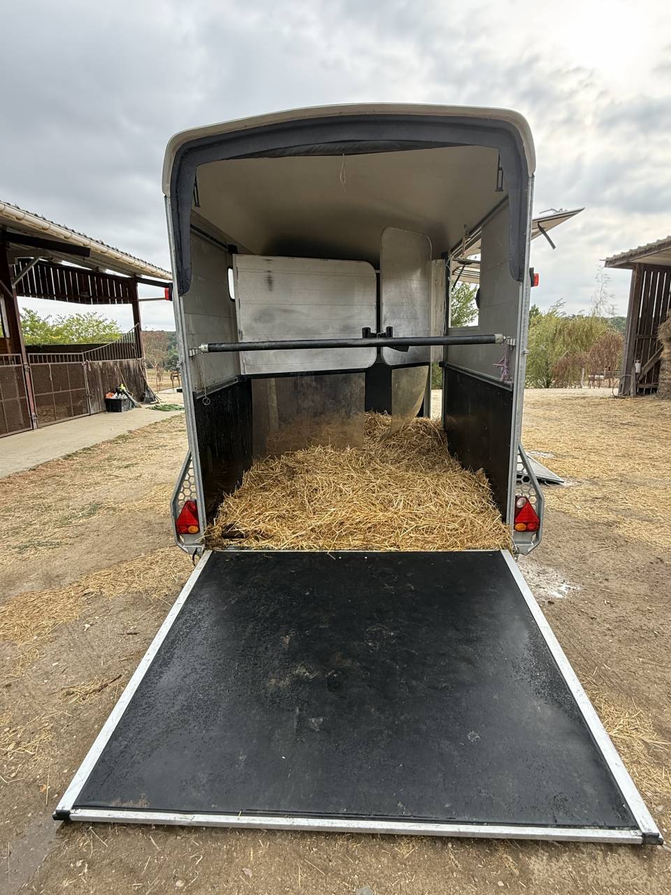 Van cheval libert&eacute; 2 places oblic avec sellerie 