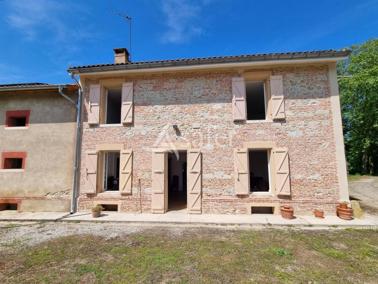 Maison d'habitation avec d&eacute;pendances sur 17 hectares - Proche T