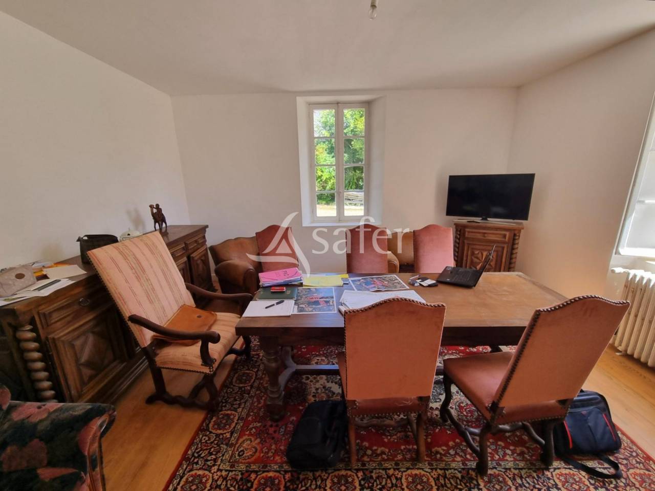 Maison d'habitation avec d&eacute;pendances sur 17 hectares - Proche T