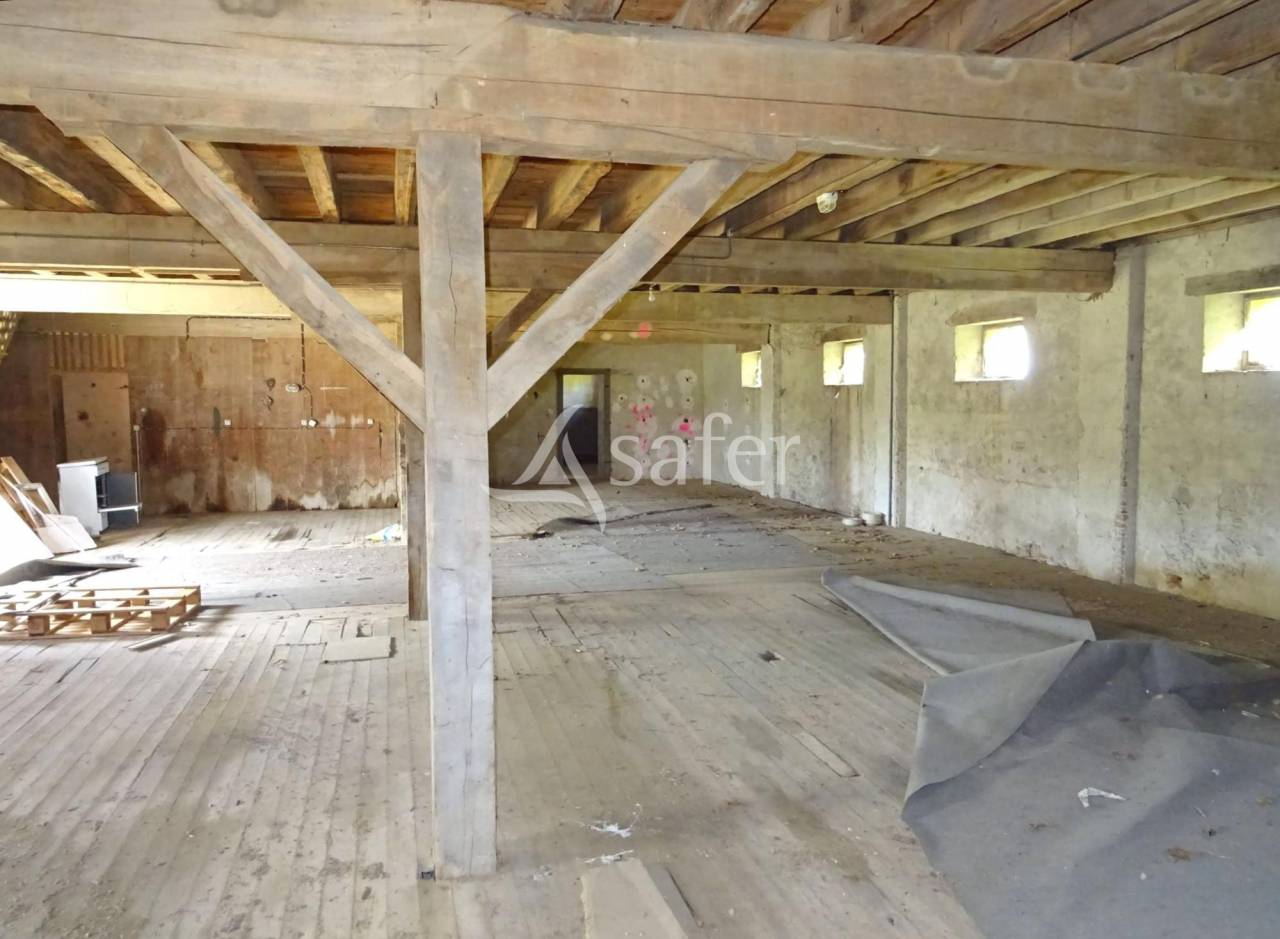Maison d'habitation avec d&eacute;pendances sur 17 hectares - Proche T